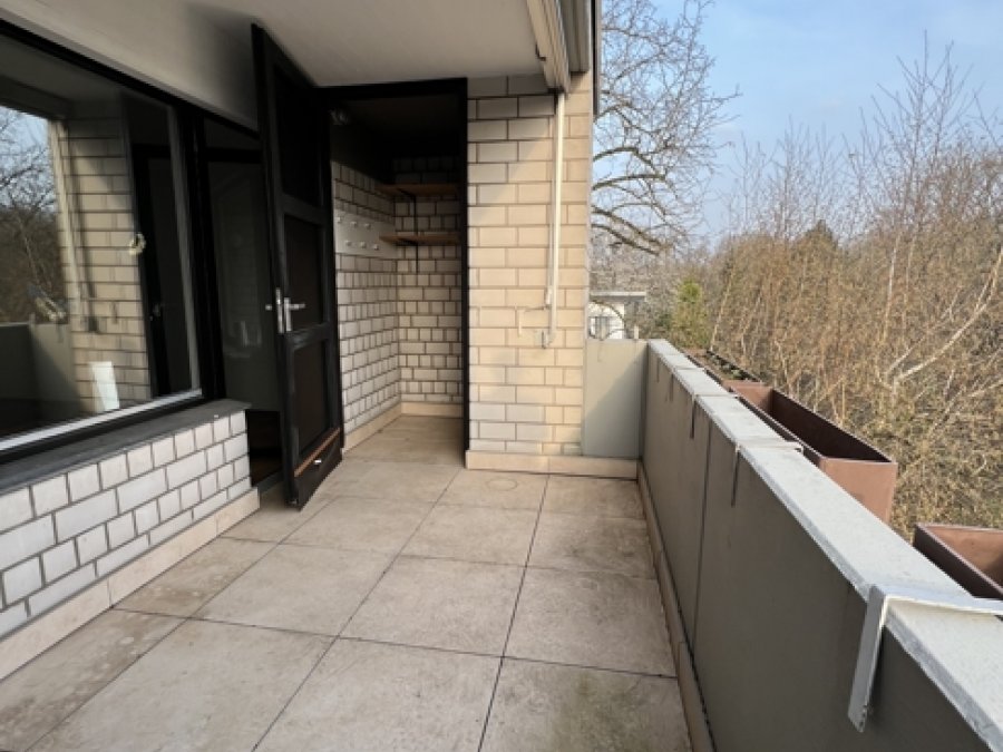 2 Zimmer Penthouse in gepflegter Wohnanlage am Rande des Hackhauser Waldes inkl. 2 Garagen