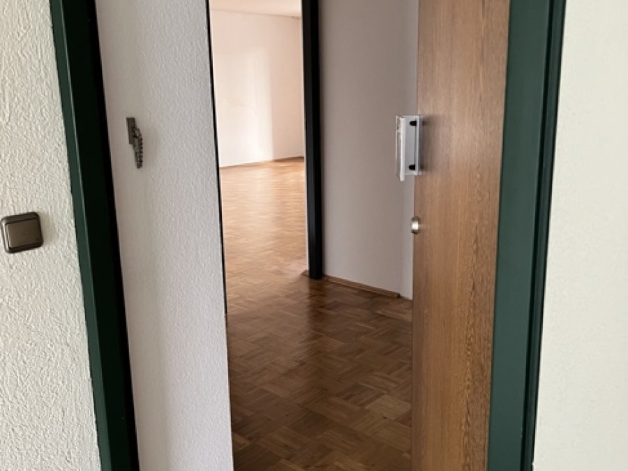 2 Zimmer Penthouse in gepflegter Wohnanlage am Rande des Hackhauser Waldes inkl. 2 Garagen