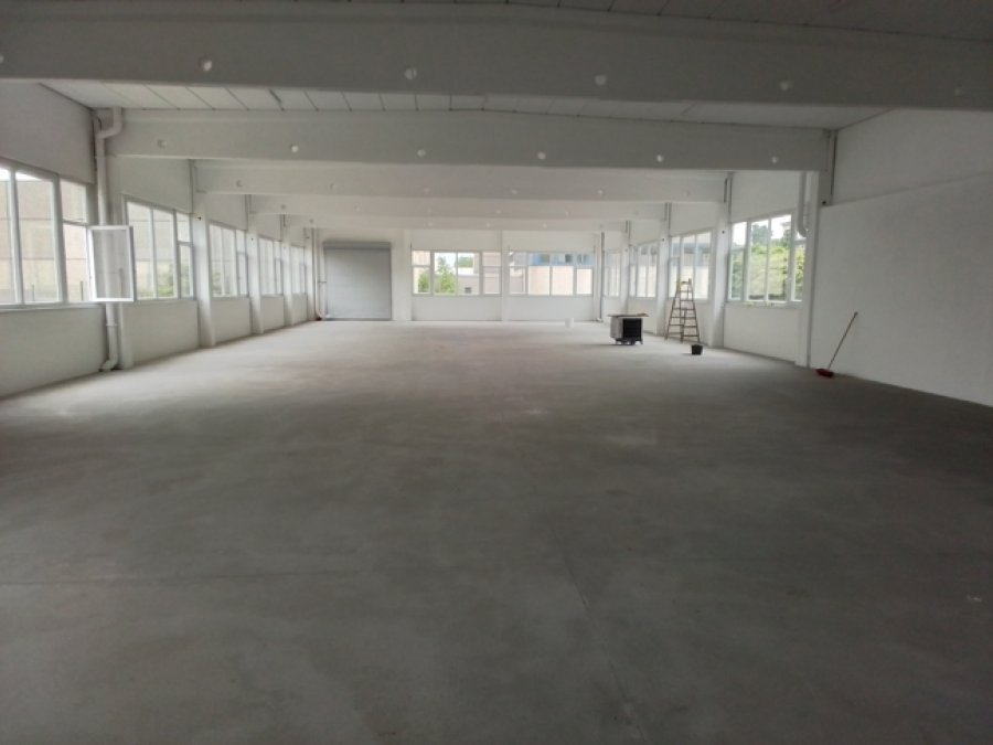 Neuwertige Gewerbeimmobilie 

mit zusätzlichem Baugrundstück