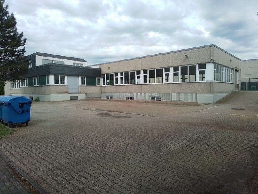 Neuwertige Gewerbeimmobilie 

mit zusätzlichem Baugrundstück