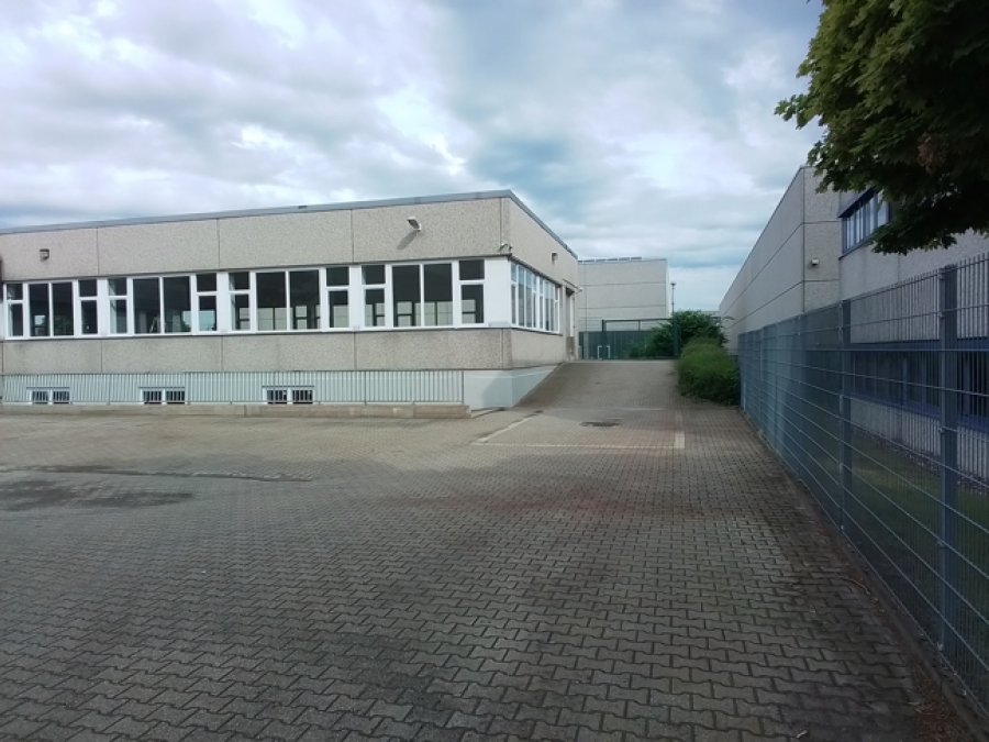 Neuwertige Gewerbeimmobilie 

mit zusätzlichem Baugrundstück