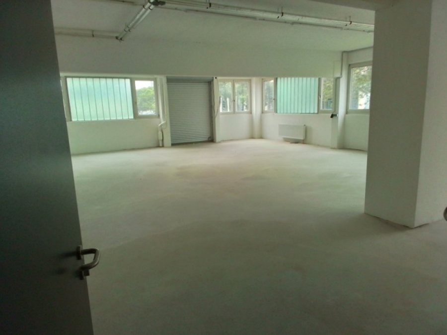 Neuwertige Gewerbeimmobilie 

mit zusätzlichem Baugrundstück