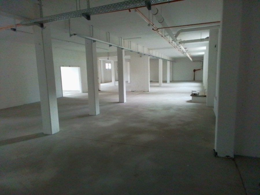 Neuwertige Gewerbeimmobilie 

mit zusätzlichem Baugrundstück