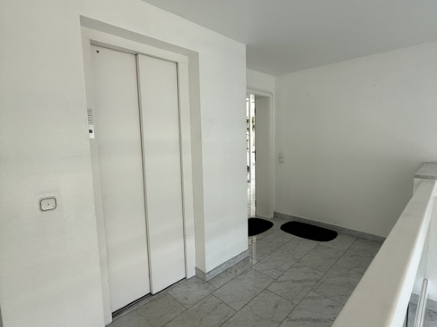 Flur_Eingang_mit_Aufzug