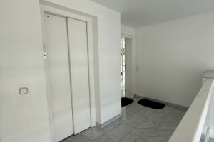 Flur_Eingang_mit_Aufzug