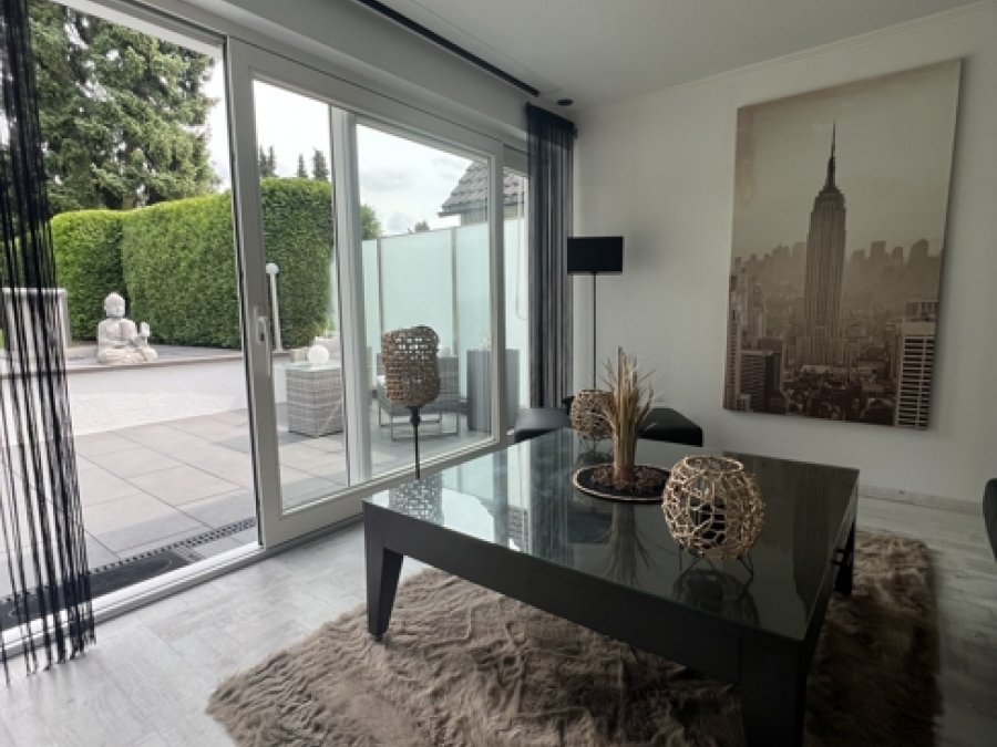 Fernsehzimmer mit Gartenblick