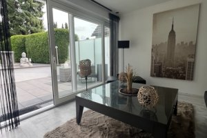 Fernsehzimmer mit Gartenblick