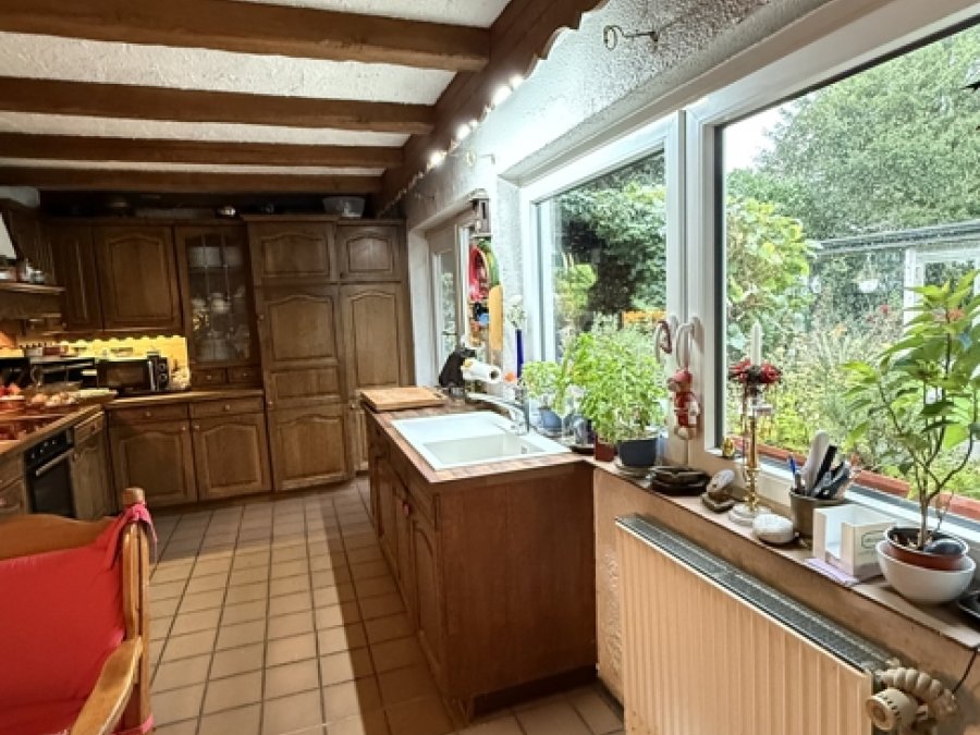 Küche mit Blick in den Garten