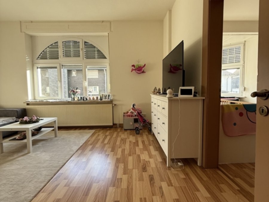 Gepflegtes Drei-Familienhaus

mit zusätzlichem Anbau (181qm)

in ruhiger Seitenstrasse