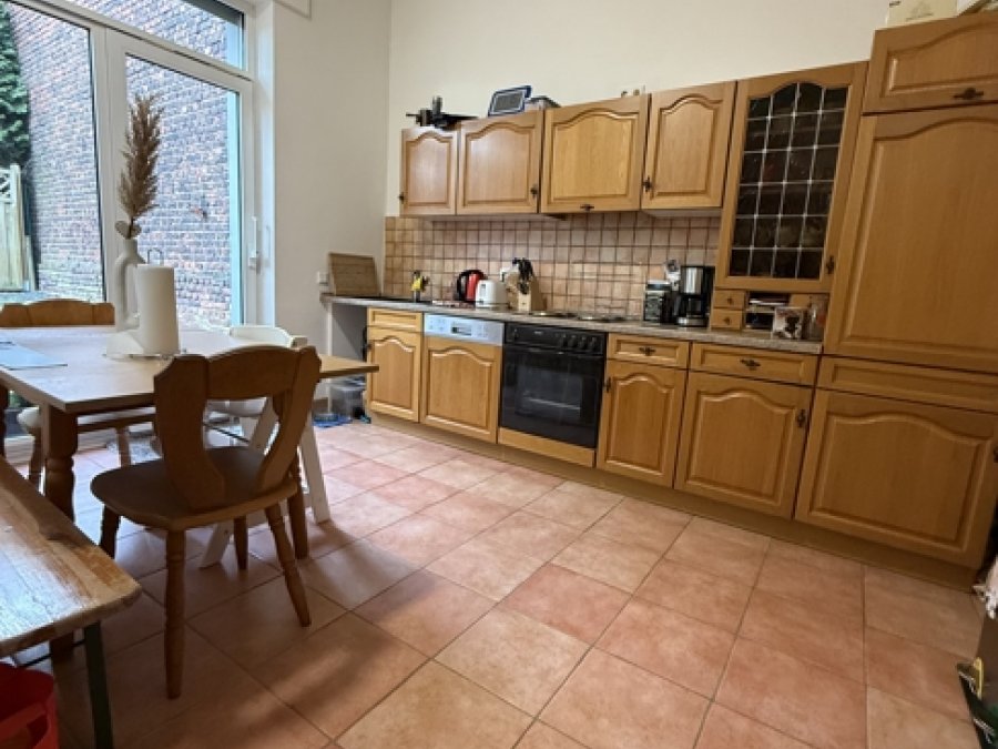 Gepflegtes Drei-Familienhaus

mit zusätzlichem Anbau (181qm)

in ruhiger Seitenstrasse