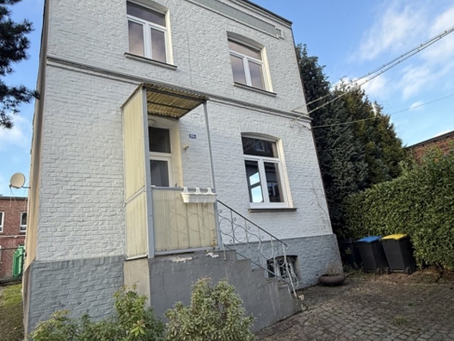 Gepflegtes Drei-Familienhaus

mit zusätzlichem Anbau (181qm)

in ruhiger Seitenstrasse