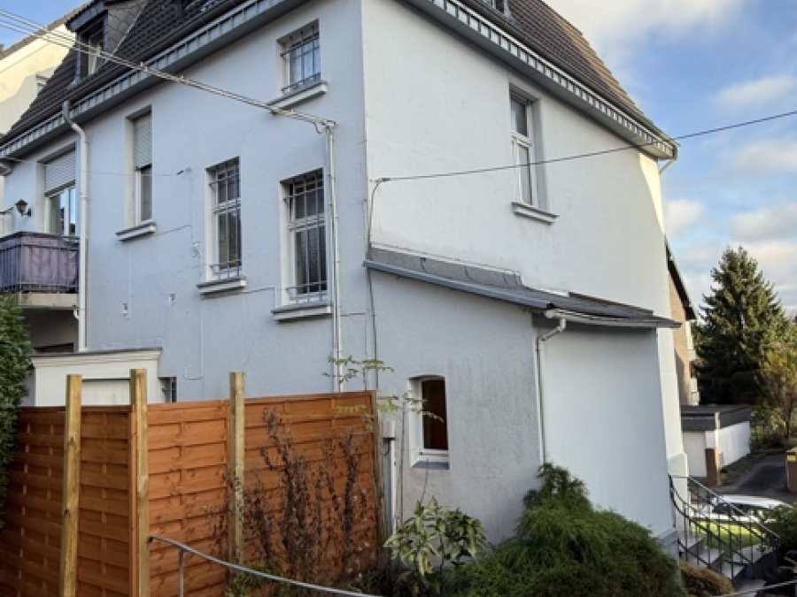 Gepflegtes Drei-Familienhaus

mit zusätzlichem Anbau (181qm)

in ruhiger Seitenstrasse
