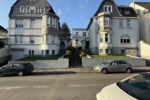 Gesamte Straßenansicht