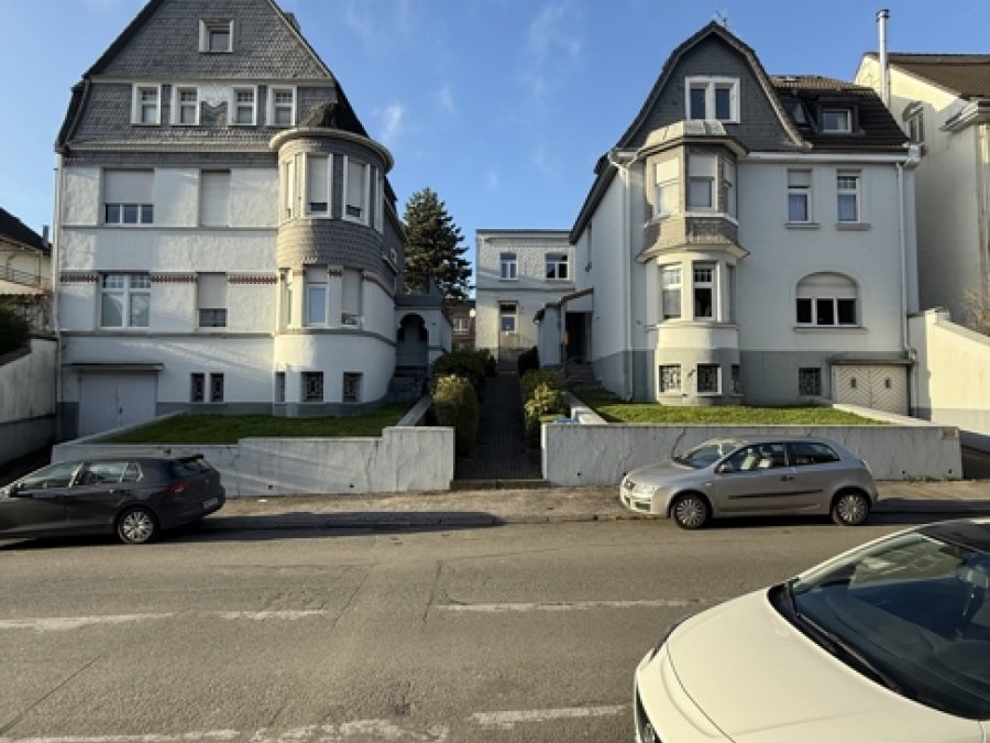 Gepflegtes Drei-Familienhaus

mit zusätzlichem Anbau (181qm)

in ruhiger Seitenstrasse