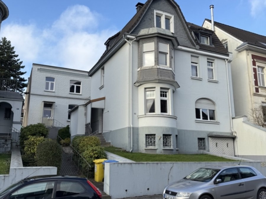 Gepflegtes Drei-Familienhaus

mit zusätzlichem Anbau (181qm)

in ruhiger Seitenstrasse