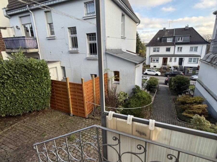 Gepflegtes Drei-Familienhaus

mit zusätzlichem Anbau (181qm)

in ruhiger Seitenstrasse