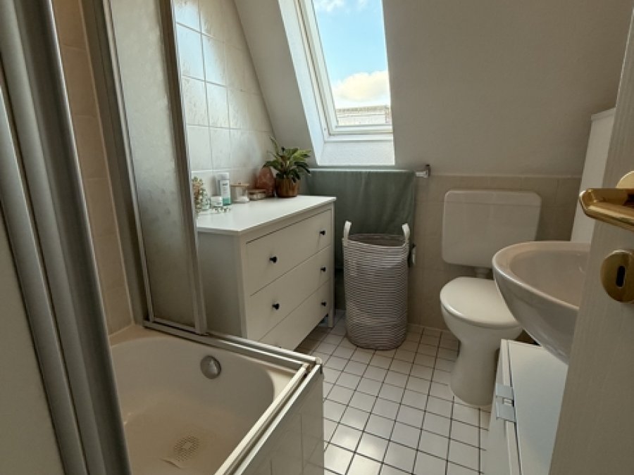 Gepflegtes Drei-Familienhaus

mit zusätzlichem Anbau (181qm)

in ruhiger Seitenstrasse